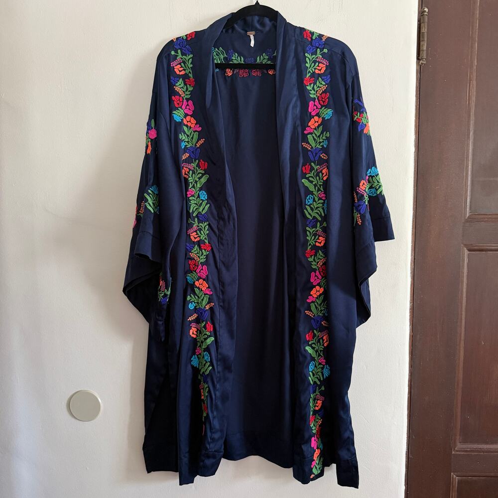 FREE PEOPLE Navy Blue Satin FLoral Embroidered Bell Sleeve Kimono *Missing belt - Picture 2 of 8